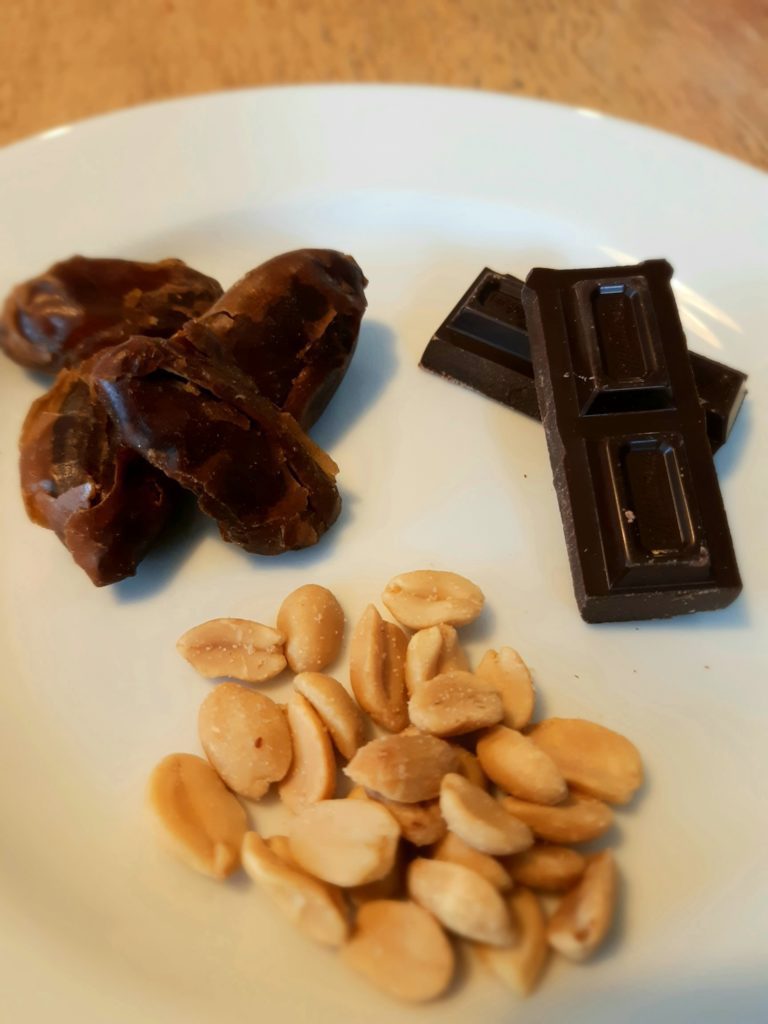 3 ingredients - dates, dark chocolate and salted peanuts to make delicious choco-nut snacks